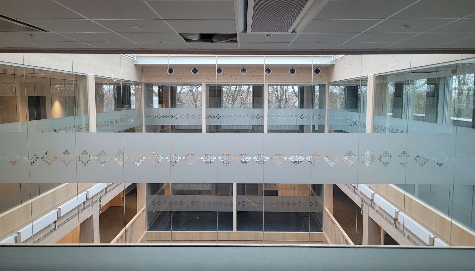 Mönstrad kontrastmarkering på glas i Enköpings kommunhus