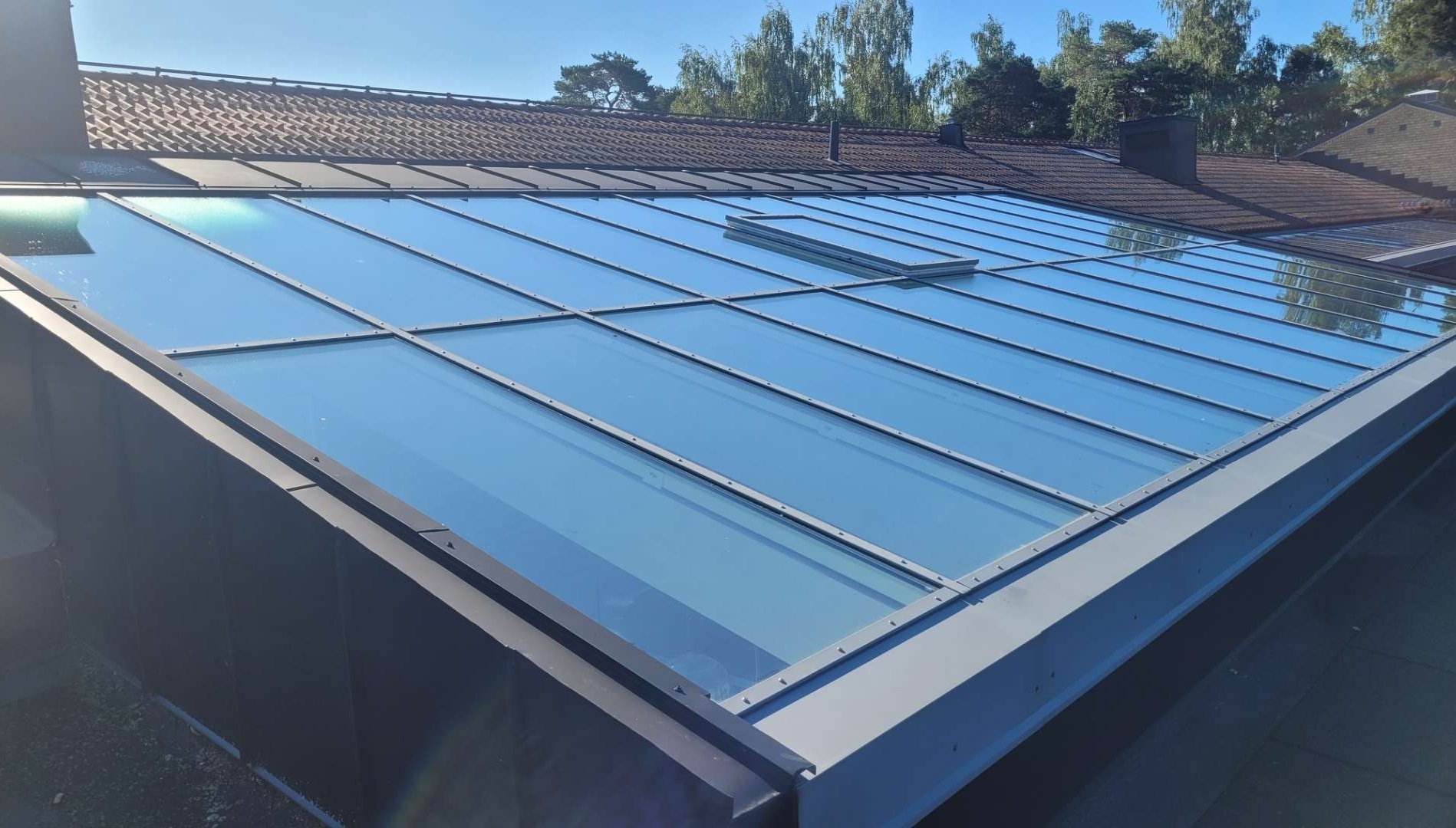 Solfilm monterad på ett glastak – utfört arbete av Uppsala Solfilm